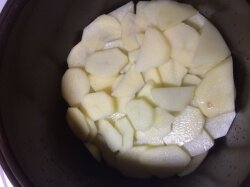 Картофельная запеканка с мясом под сырным соусом